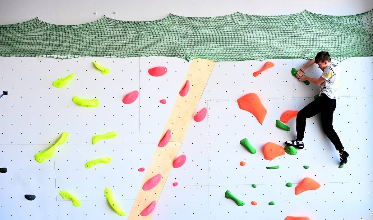 Mesto Trenčianske Teplice úspešne ukončilo rekonštrukciu telocvične "B" v Základnej škole Andreja Bagara, ktorá bola v týchto dňoch slávnostne odovzdaná do užívania. Projekt sa podarilo zrealizovať vďaka nenávratnému finančnému príspevku vo výške 77 094,52 €, ktorý poskytlo Ministerstvo cestovného ruchu a športu SR v rámci Národného športového projektu „Generácia OLYMP“, zameraného na obnovu a skvalitnenie športovej infraštruktúry na základných školách. Ďalších 9 447,91 € bolo financovaných z vlastných zdrojov mesta. Rekonštrukcia zahŕňala komplexnú obnovu vnútorných priestorov telocvične a náraďovne, výmenu obkladov a športovej podlahy. Najvýraznejšou novinkou je vybudovanie modernej lezeckej steny s viacerými stupňami náročnosti, ktorá vytvára nové možnosti pre rozvoj pohybových schopností, sily, koordinácie a odvahy detí. Poďakovanie patrí učiteľovi telesnej výchovy Kamilovi Brečkovi za aktívny prístup pri príprave projektu, riaditeľke školy Lýdii Pažítkovej za koordináciu prác a žiakom 8. ročníka za pomoc pri realizácii projektu. Pravidelný pohyb má významný vplyv nielen na fyzické zdravie detí, ale aj na rozvoj disciplíny, tímového ducha a vytrvalosti.  Zrekonštruovaná telocvičňa je dnes bezpečným, moderným a podnetným priestorom pre športové aktivity žiakov. Predstavuje ďalší krok k zlepšovaniu infraštruktúry školských zariadení v meste a zároveň dôkaz, že využívanie nenávratných finančných príspevkov prináša konkrétne a viditeľné benefity pre obyvateľov a mladú generáciu.