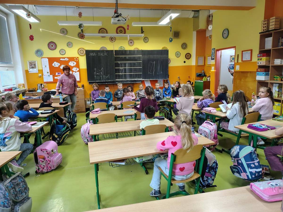 V pondělí 26. 1. se přišly do naší školy podívat děti z mateřské školy v Tupadlech. Nejdříve šly pozdravit své kamarády do 1. třídy, společně si popovídaly a zazpívaly. Na závěr návštěvy si zařádily hraním na interaktivní podlaze. Věříme, že se dětem v naší škole líbilo :-).