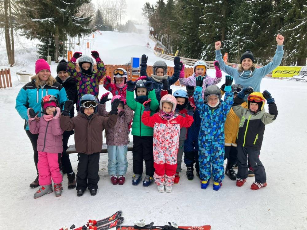 Zimní období je pro děti z naší mateřské školy ve znamení pohybu, radosti a nových zážitků. V průběhu prosince a ledna se děti zapojily do výcviku bruslení v Prachaticích a následně absolvovaly týdenní lyžařský výcvik ve Skiareálu Libín, kam pravidelně dojížděly autobusem.