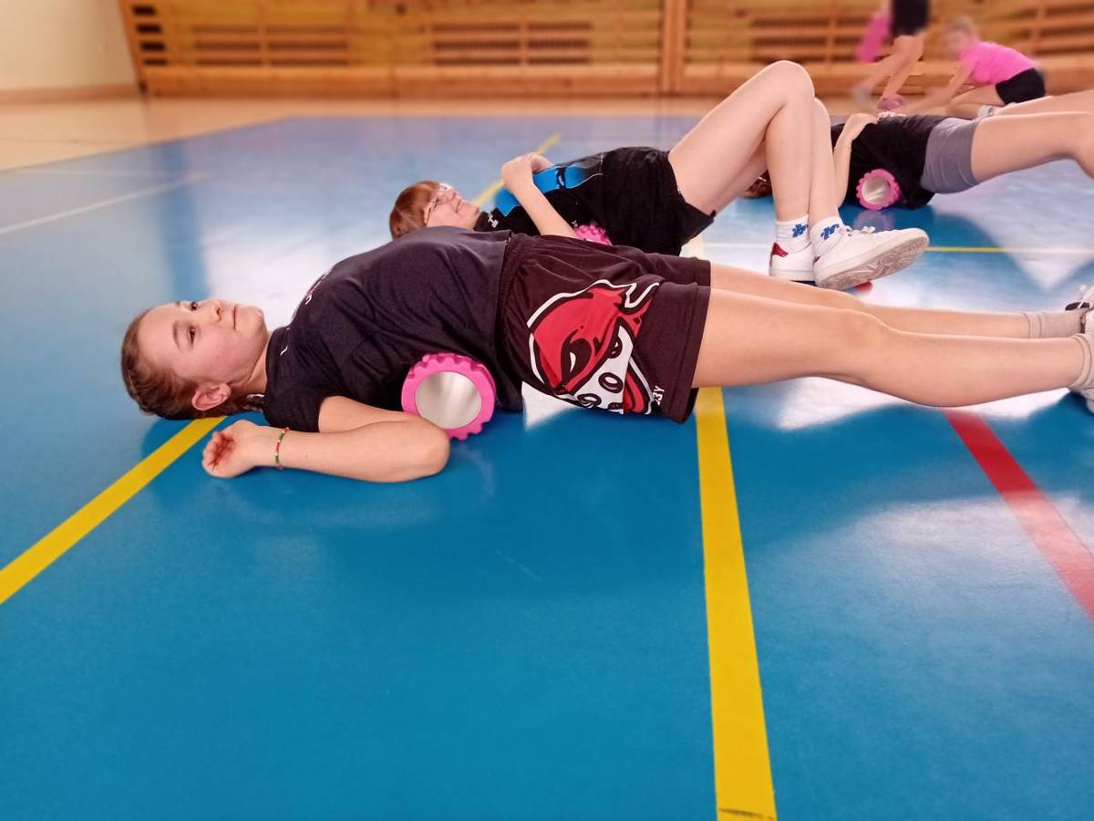 Naše škola rozšířila vybavení pro hodiny tělesné výchovy o nové sportovní pomůcky, které potěší jak žáky, tak vyučující. Pro reprezentaci školy jsme pořídili nové funkční dresy značky Sweep ve dvou barevných variantách.