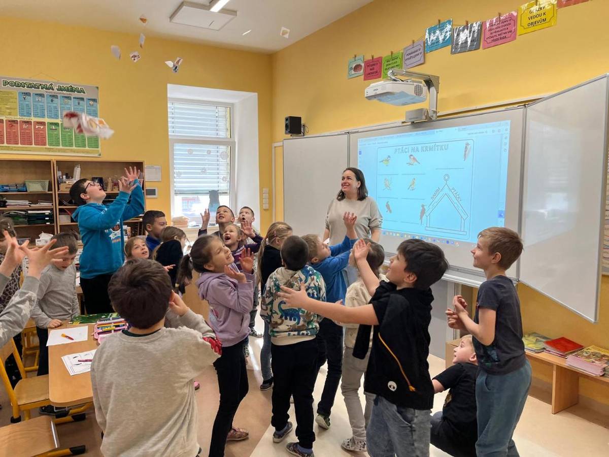 Na hodině prvouky se žáci 1. a 2. ročníku poznávali ptáky v zimě na krmítku. V pohybu hledali správná jména ptáčků, která si zapisovali do svého listu.