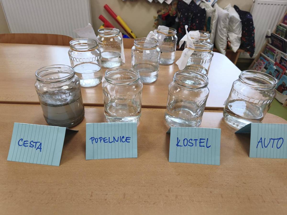 V rámci výuky prvouky se žáci zapojili do pokusů zaměřených na led a sníh. Využili jsme chladného počasí a vyrazili ven, abychom zkoumali, kolik vody je v rozpuštěném sněhu, jaká je čistota sněhu na různých místech, jakou izolaci poskytují různé materiály a co se děje s ledem po přidání soli.