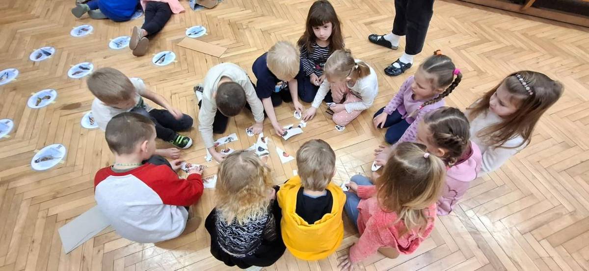 Naši předškoláci se spolu s prvňáky zapojili do zajímavého učení o ptáčcích. Během aktivity se učili, čím ptáky krmit, a procvičovali orientaci v prostoru při chůzi v síti, kdy se naváděli podle směrů. Na závěr si mohli poslechnout zvuky ptáků,.