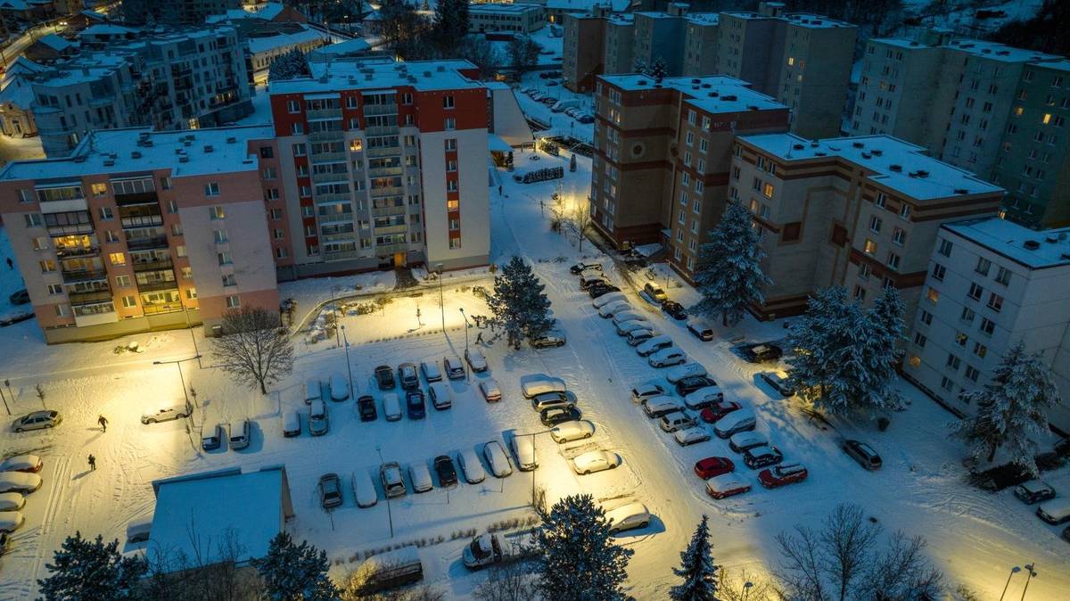 Januárové zimné počasie prináša do Trenčianskych Teplíc bohatú snehovú nádielku, ktorá si vyžaduje okamžitý zásah technických služieb. Ich cieľom je zabezpečiť plynulosť a bezpečnosť cestnej aj pešej premávky pre občanov mesta aj jeho návštevníkov. Pracovníci technického oddelenia vyrážajú do terénu už v skorých ranných hodinách. Na odhŕňanie nahromadeného snehu využívajú dva traktory s pluhmi, ktoré dopĺňa posýpač s čelnou radlicou a menší posýpač určený najmä do menej prístupných častí mesta a snežné frézy. Okrem mechanizácie sa do práce aktívne zapájajú aj samotní zamestnanci, ktorí ručne dočisťujú schody, priechody pre chodcov a miesta, kam sa väčšia technika nedostane – najmä úzke chodníky a frekventované pešie trasy. Vďaka koordinovanému nasadeniu techniky a pracovníkov sa darí zabezpečiť bezpečný pohyb po meste aj počas náročných zimných podmienok, avšak prosíme občanov a návštevníkov mesta, aby boli pri pohybe po komunikáciách a chodníkoch naďalej opatrní a prispôsobili svoju chôdzu a jazdu aktuálnym poveternostným podmienkam. V prípade podnetov týkajúcich sa zimnej údržby volajte: 0903 645 803