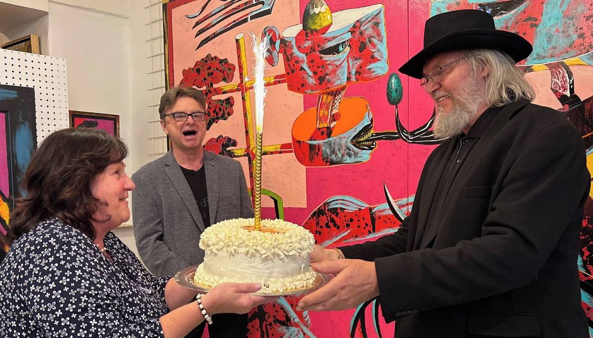 Zlín - Ve věku 70 let zemřel akademický malíř, sochař a ilustrátor Boris Jirků. Mezinárodně uznávaný umělec se narodil 10. dubna 1955 ve Zlíně. Studoval na Akademii výtvarných umění v Praze u profesora Arnošta Paderlíka. Ve své tvorbě se věnoval kresbě, malbě, grafice, ilustraci, dřevěné i kovové plastice a výtvarným realizacím v architektuře. Jeho díla jsou zastoupena v českých i zahraničních sbírkách a byl součástí desítek kolektivních výstav v Česku i v zahraničí.