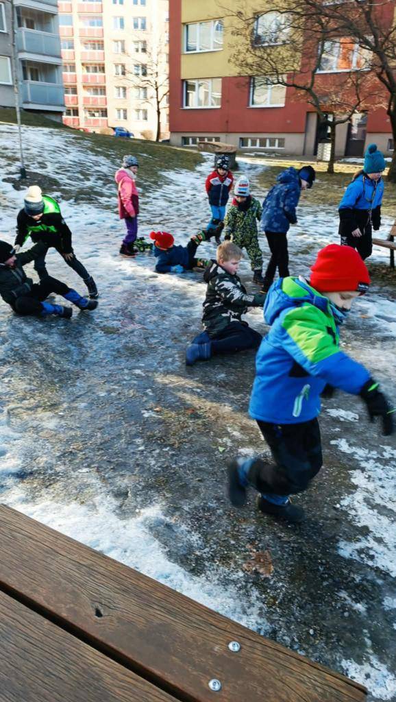 Vyrazili jsme na hřiště na sídlišti. Dobře jsme se pobavili, ale nejvíce nás zaujala ledová plotna, která tam zůstala díky mrazivému počasí.