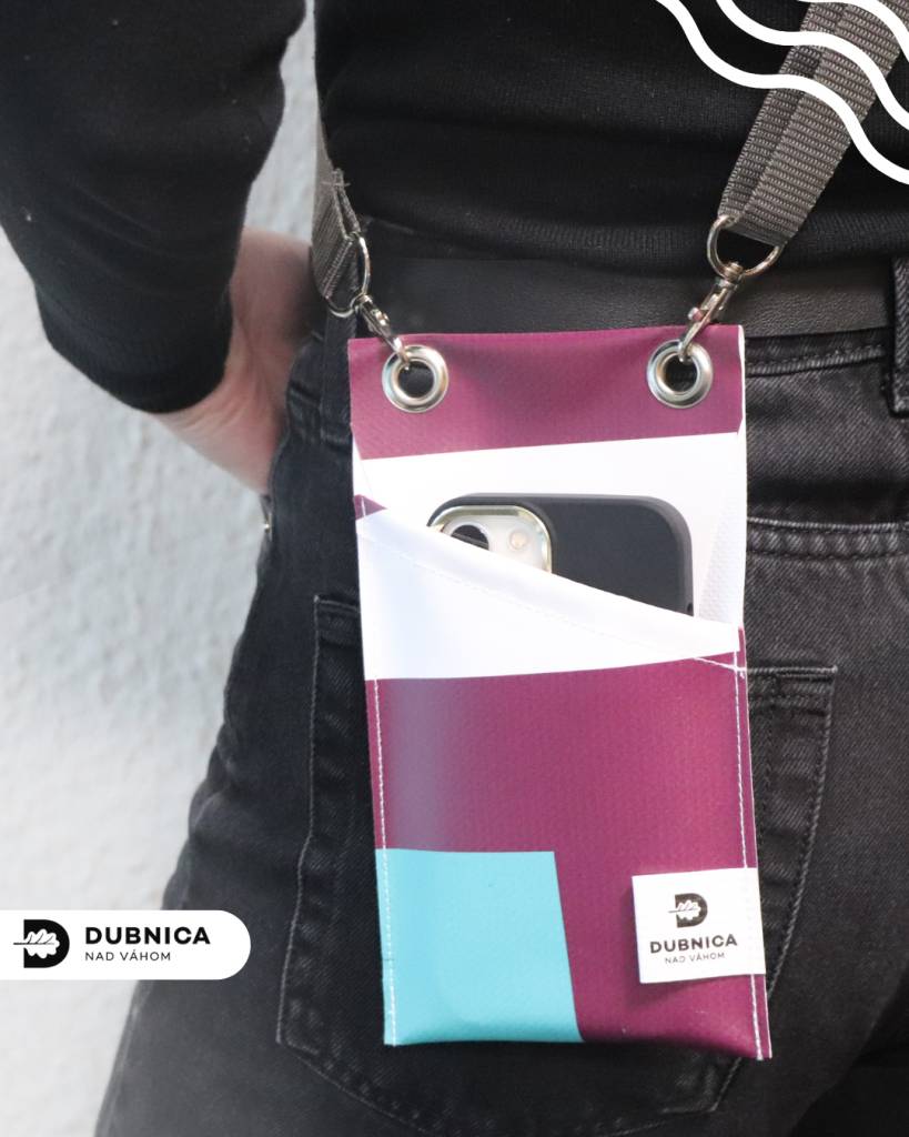 To, čo bolo kedysi bannerom, pozývajúcim na mestské kultúrne podujatia a festivaly, je dnes vďaka poctivej ručnej práci unikátnym módnym kúskom.