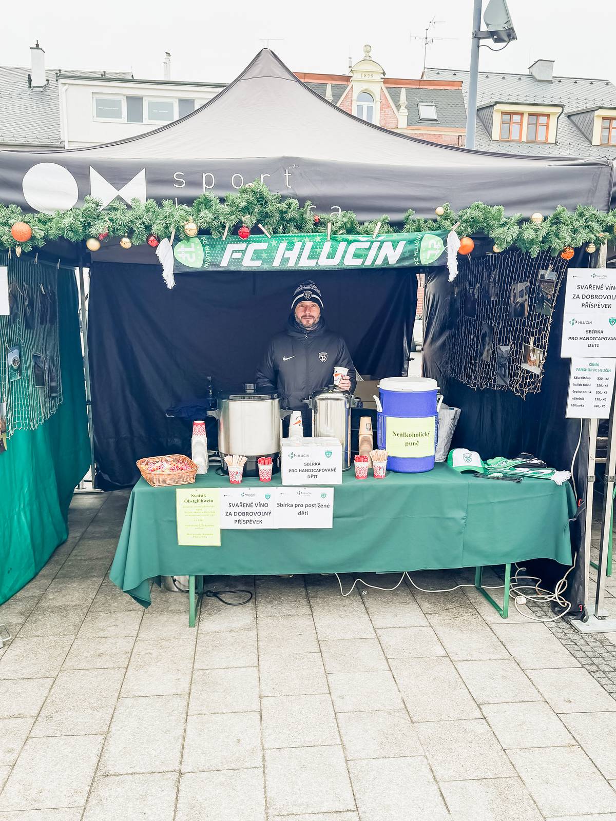 Hlučínští občané opět dokázali, že jim osud druhých není lhostejný. Během uplynulých vánočních svátků se ve městě uskutečnily dvě významné charitativní akce, jejichž společný výtěžek ve výši  58 220 korun podpoří místní děti s handicapem. Peníze pomohou zajistit například potřebné terapie, vybavení a pomůcky pro malé pacienty. ❤️ Díky iniciativě manželů Drobíkových a místního fotbalového klubu se podařilo shromáždit částku, která významně usnadní život hlučínským dětem se speciálními potřebami. Hlavní podíl na celkovém výtěžku má FC Hlučín. Sportovci vyměnili dresy za zástěry a po čtyři adventní neděle nabízeli na Mírovém náměstí svařené víno a dětský punč. Za dobrovolný příspěvek se u jejich stánku zastavily stovky lidí. Letos se podařilo vybrat rekordní částku ve výši 53 926 korun. „FC Hlučín děkuje všem občanům, kteří se u našeho stánku zastavili a do sbírky přispěli,“ uvedl Dušan Kašický z FC Hlučín.   K vlně solidarity se na Štědrý den přidalo i město Hlučín a příspěvková organizace Sport a kultura Hlučín. Tradiční rozdávání Betlémského světla bylo spojeno s dobrovolnou sbírkou do charitativní kasičky, do které lidé vložili 4 294 korun. „Je jasné, že obyvatelé Hlučína si váží tradic a zároveň mají srdce na pravém místě,“ zhodnotila sbírku Petra Kozová z organizace Sport a kultura Hlučín s tím, že charita se stává jednoznačně pevnou a smysluplnou součástí hlučínských Vánoc.  Celý výtěžek z obou sbírek je vložen na sbírkový účet města, který je určen vždy konkrétním dětem s handicapem přímo z Hlučína. Vedení města Hlučína i organizátoři obou sbírek děkují všem dárcům za jejich štědrost a empatii, díky kterým bude tento rok pro několik hlučínských rodin o něco snazší.   #hlucin #mestohlucin #sbirkyprodeti