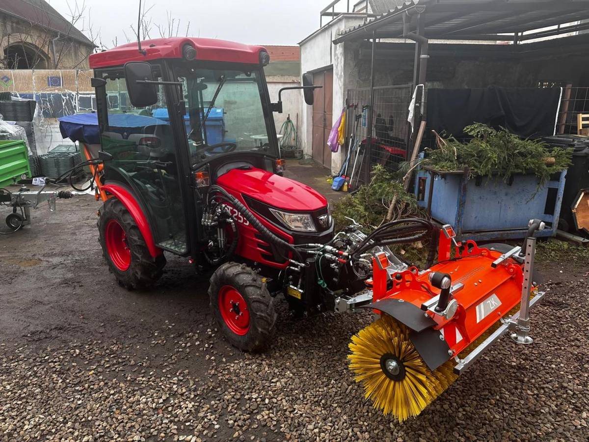 Obec Údlice v rámci projektu s názvem "Zefektivnění technických služeb obce Údlice" za finanční podpory EU, prostřednictvím MAS Sdružení Západní Krušnohoří, pořídila novou komunální techniku.