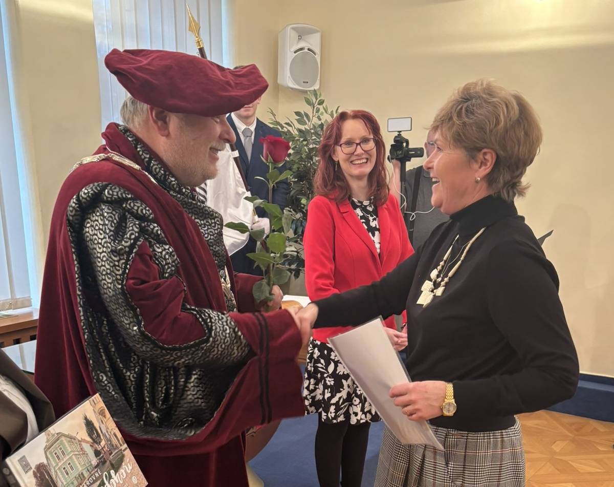 Univerzita třetího věku Provozně ekonomické fakulty České zemědělské univerzity slavnostně zakončila v Litoměřicích další zimní semestr. Úspěšně ho absolvovalo všech 41 studentů, šest z nich dokonce absolutoriem.  Témata tentokrát byla Němci a Češi – společná cesta dějinami a České dějiny a jejich souvislosti. „Tématy na následující semestr, na nějž už se nyní těšíme, jsou Šlechta habsburské monarchie a Genealogie, aneb Hledáme své předky. Zveme mezi nás další seniory, kteří mají zájem se dále vzdělávat,“ uvedla Marta Hudcová, zástupkyně ředitelky Vyšší odborné skoly, Obchodní akademie a Střední odborné školy EKONOM v Litoměřicích, která ve městě pro dříve narozené toto studium připravuje. Poblahopřát k úspěšnému zakončení semestru a předat pamětní listy s květinou přišel studentům do sálu městské radnice i starosta města Radek Löwy s vedoucí odboru sociálních věcí a zdravotnictví Renátou Jurkovou.  {gallery}02026/u3v{/gallery}