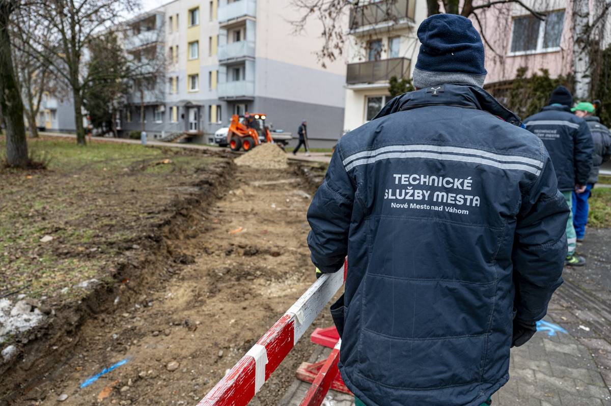 Mesto začalo s budovaním nového chodníka, ktorý obyvatelia dlhodobo využívali ako neoficiálnu skratku. Pôvodná trasa bola v suchom počasí len čiastočne znesiteľná, no v žiadnom prípade bezpečná. Pri zhoršených poveternostných podmienkach bola dokonca neschodná. Nový chodník bude vybudovaný zo sivej dlažby a po bokoch lemovaný obrubníkmi, čo prispeje k vyššej bezpečnosti a komfortu pre chodcov. Po dokončení bude trasa pre občanov kratšia, príjemnejšia a bezpečnejšia. Realizácia tohto projektu bola zaradená do plánu prác Technických služieb mesta na rok 2026. Vzhľadom na priaznivé počasie sa s prácami začalo bezodkladne. Mesto tak pokračuje v systematickom zlepšovaní pešej infraštruktúry a kvality verejného priestoru.