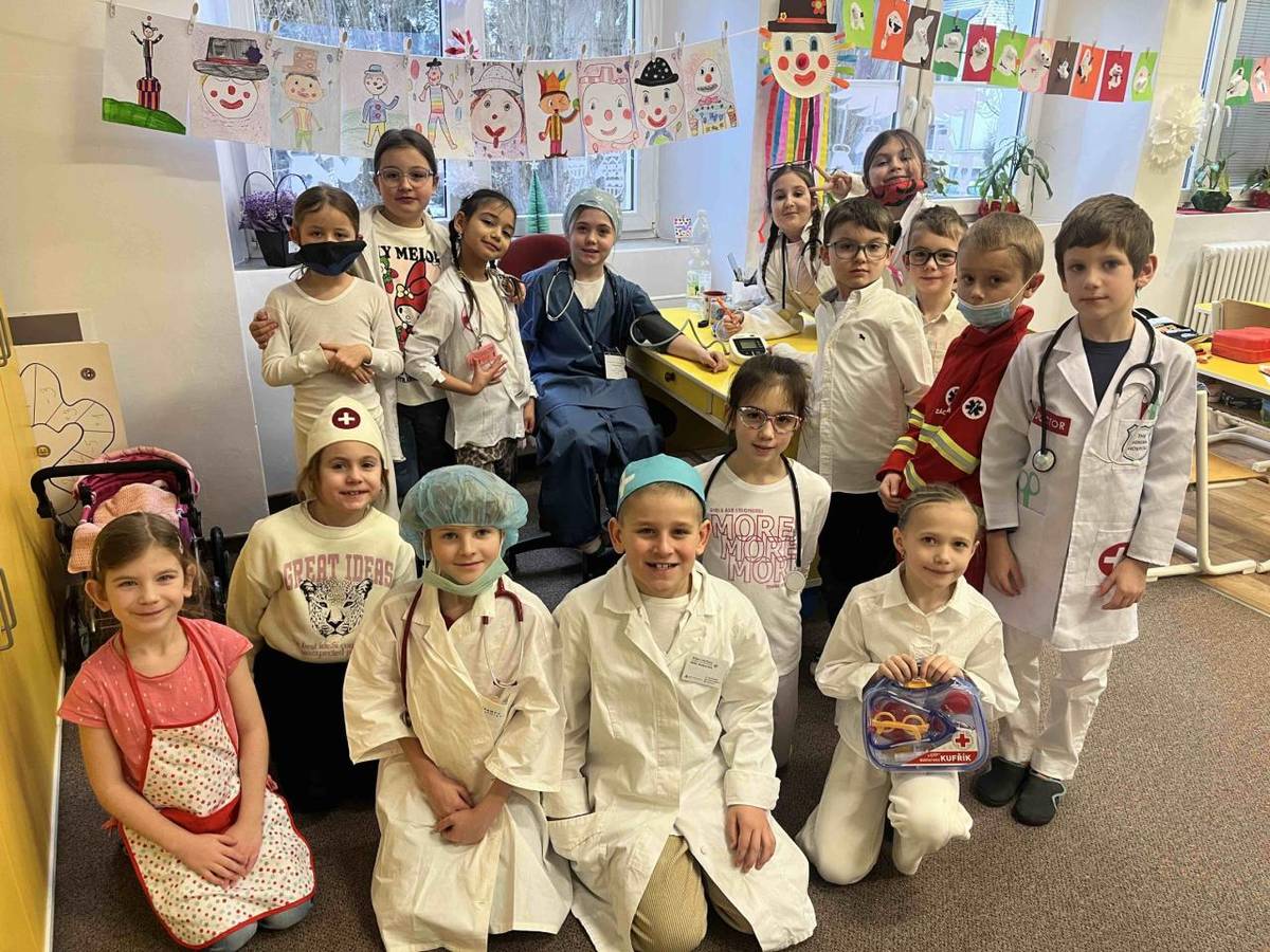 Dnešní den jsme prožili jako lékaři, záchranáři a pacienti. Vyzkoušeli jsme si ošetřování úrazů, první pomoc, provedli jsme preventivní měření krevního tlaku u vyučujících a také jsme si povídali o správném čištění zubů.
