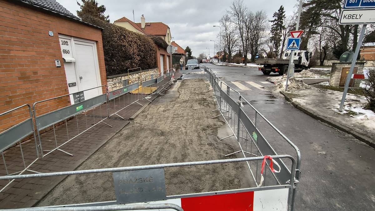 Oprava úniku plynu je hotova, v pondělí 26. 1. byl výkop zasypán a provizorně zalit betonem. Finální oprava povrchu proběhne, až bude počasí, které umožní asfaltérské práce. Dočasné dopravní značení a zábrany budou odstraněny ve středu 28. 1. po opadnutí ranní dopravní špičky (cca po osmé hodině ráno). Prosíme zejména řidiče o opatrnost a trpělivost, než si všichni zase zvykneme, že Klenovská je průjezdná a hlavně že se do Bohdanečské u Mladoboleslavské vrátila jednosměrka.