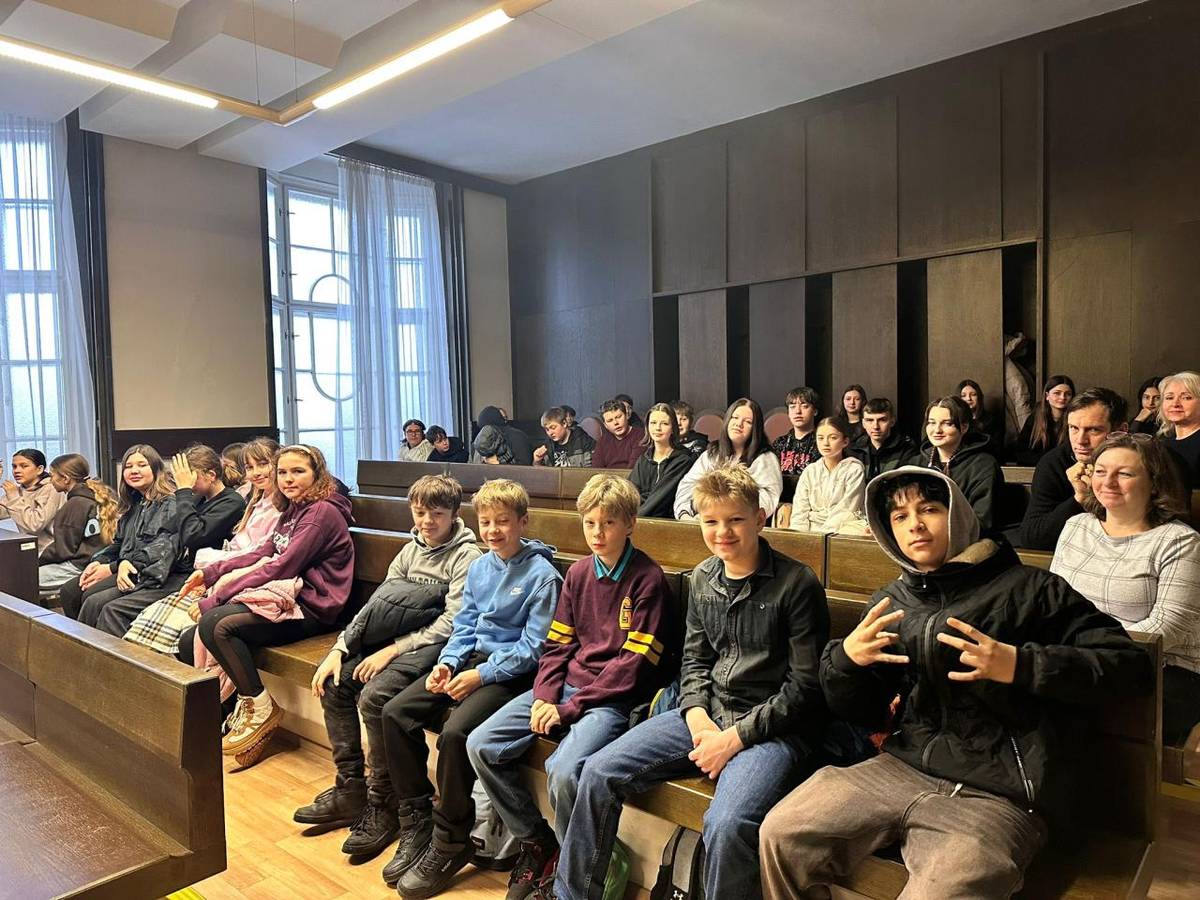 Žáci 2. stupně se 27. 1. 2026 zúčastnili exkurze u Okresního soud v Kladně.