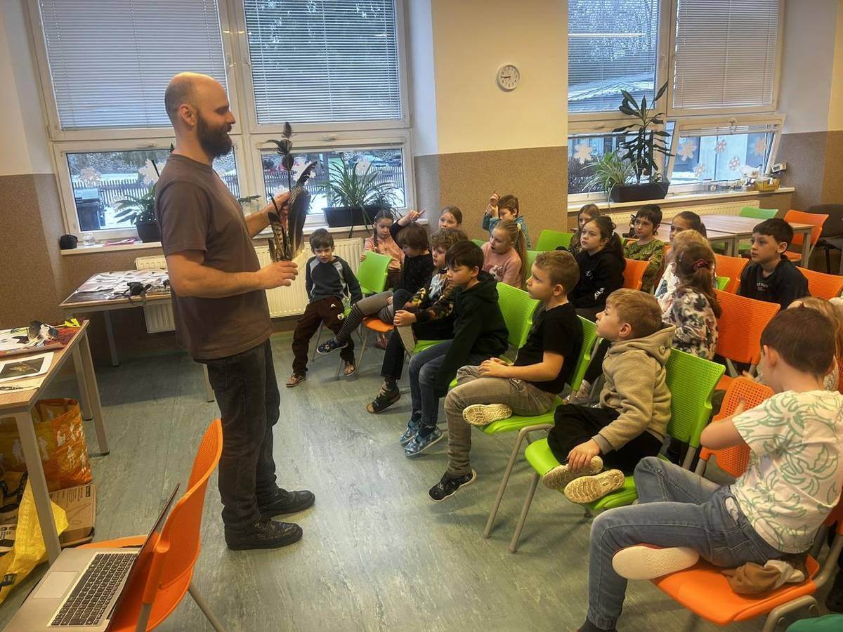 Žáci 1.–5. třídy se zúčastnili ekologického programu Ptáci na krmítku od Nemeleme Rapotín.