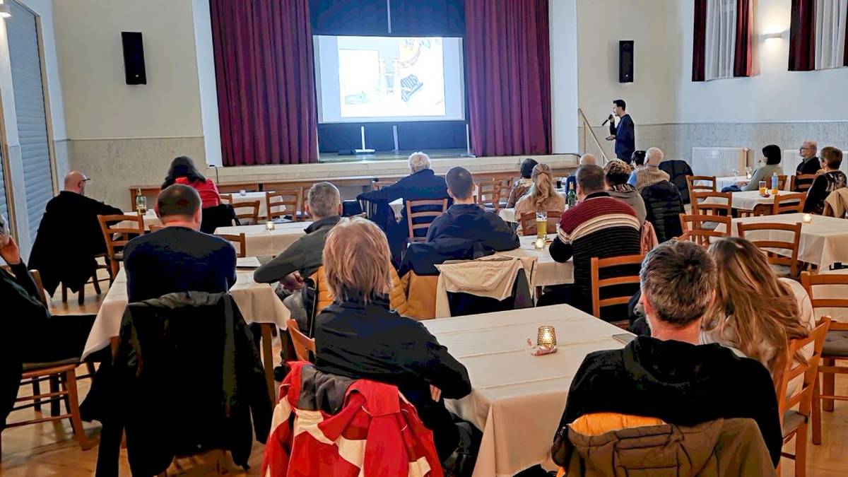 Víte, co je na psaní článku těžké? Vměstnat všechny informace, dojmy a zážitky do několika vět, aby čtenář měl při čtení pocit, že se na okamžik ocitl přesně tam, kde měl být. A u přednášky o Hedvábné stezce je to o to těžší…