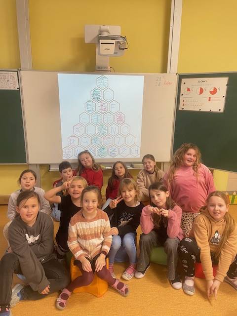 Dnes jsme v družině pořádali soutěž AZ Kvíz, která přinesla spoustu zábavy a učení.