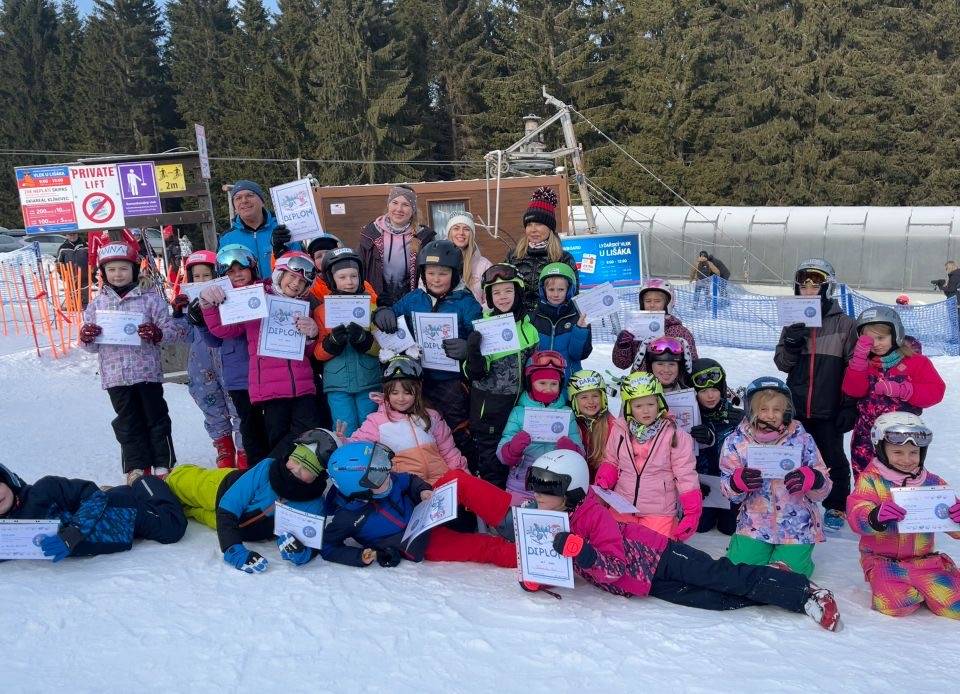 Žáci 1.–4. tříd se zúčastnili lyžařského výcviku, který probíhal na Klínovci a na Božím Daru. Během týdne si užili nejen samotné lyžování, ale také pestrý program plný pohybu a společných zážitků.
