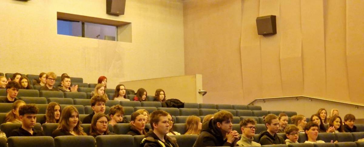 Mesto Piešťany si spolu so študentmi, pedagógmi a zástupcami Židovskej náboženskej obce pripomenulo Medzinárodný deň pamiatky obetí holokaustu pri príležitosti 81. výročia oslobodenia koncentračného a vyhladzovacieho tábora Auschwitz-Birkenau.