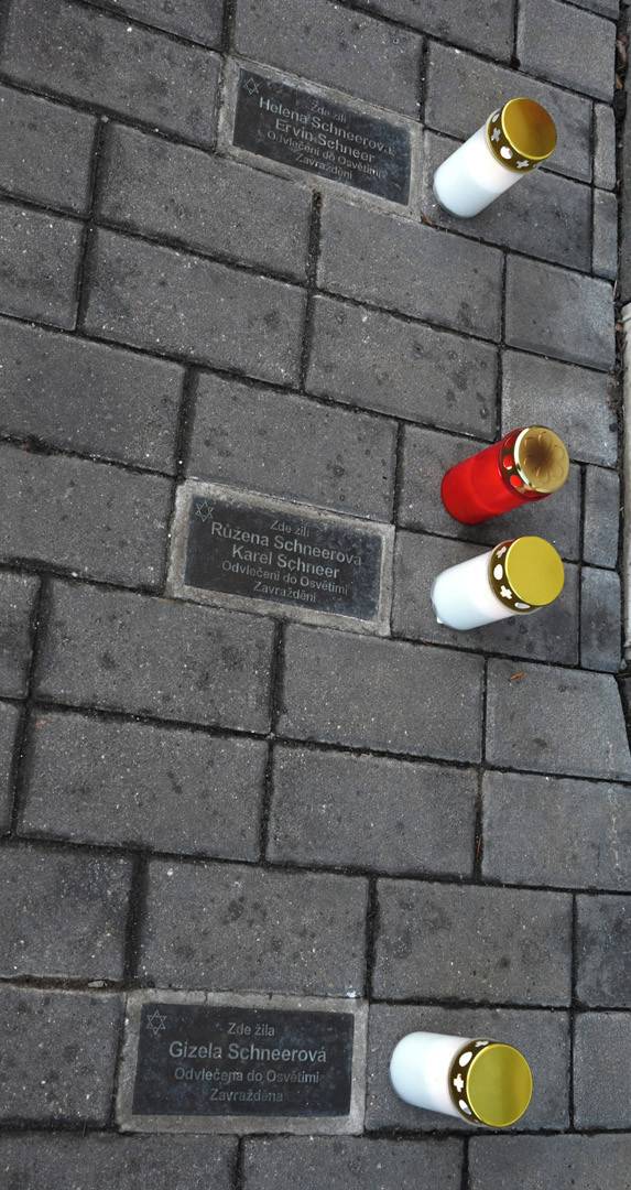 Sedmadvacátý leden není jen obyčejné datum v kalendáři. Je to den, který si zaslouží naši pozornost a tichou vzpomínku! Právě v tento den si celý svět připomíná Mezinárodní den památky obětí holocaustu a předcházení zločinům proti lidskosti. Je to den, kdy se vracíme k tragickým osudům přibližně šesti milionů Židů, více než dvou set tisíc Romů a dalších milionů nevinných lidí, jejichž životy byly nenávratně zmařeny krutou a nelidskou ideologií nacismu.  Tyto oběti nám dnes připomínají i takzvané kameny zmizelých – kameny, které jsou umísťovány před domy (nebo do jejich blízkosti), kde oběti holocaustu prožily své poslední svobodné chvíle.  Ve Vracově máme od roku 2019 hned tři taková pietní místa. Kameny zmizelých najdeme před domem rodiny Schneerovy, v ulici Okružní před domem č. p. 1534, kde žila rodina Graulova, a před kostelem Církve československé husitské, v místech, kde kdysi stával dům rodiny Mayerovy. Památku obětí holocaustu připomíná rovněž pamětní deska umístěná v podloubí vracovské radnice.  Zapálené svíčky u těchto míst jsou nejen tichým gestem úcty, ale především vzpomínkou na ty, jejich životy musely skončit tak tragicky.  Čest památce všech obětí holocaustu!