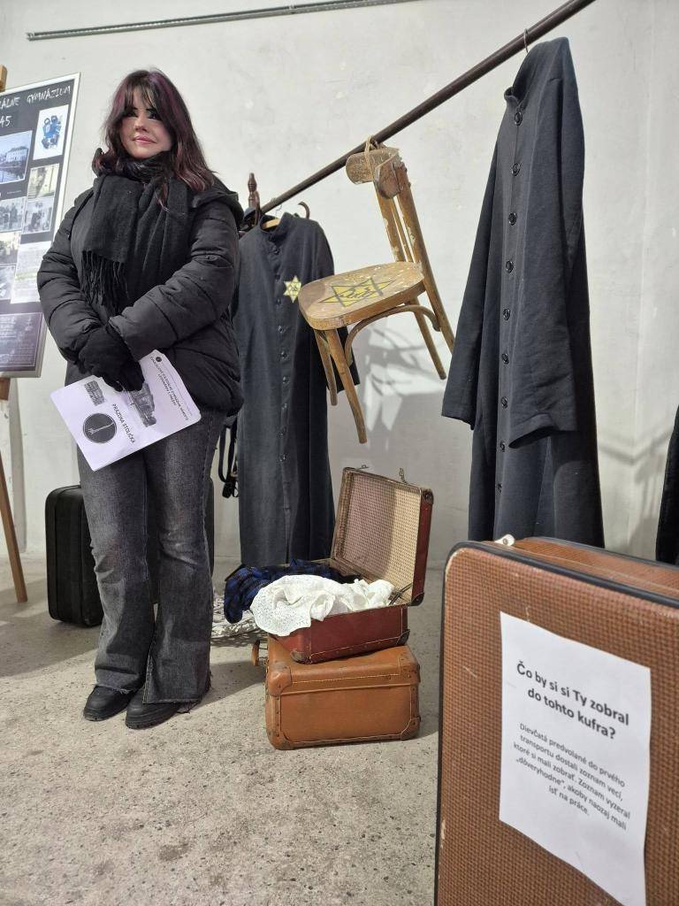 "Nech nás pohľad na prázdnu stoličku naučí stáť na strane života." Peter Mihoč