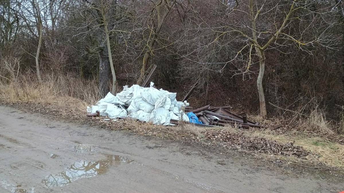 Obec Velim pátrá po pachateli, který založil  černou skládku s nebezpečným odpadem-eternitové desky a plastové okapy v katastru obce Velimi v lokalitě u nádraží (mezi třídou krále Jiřího a ulicí Nádražní) ...