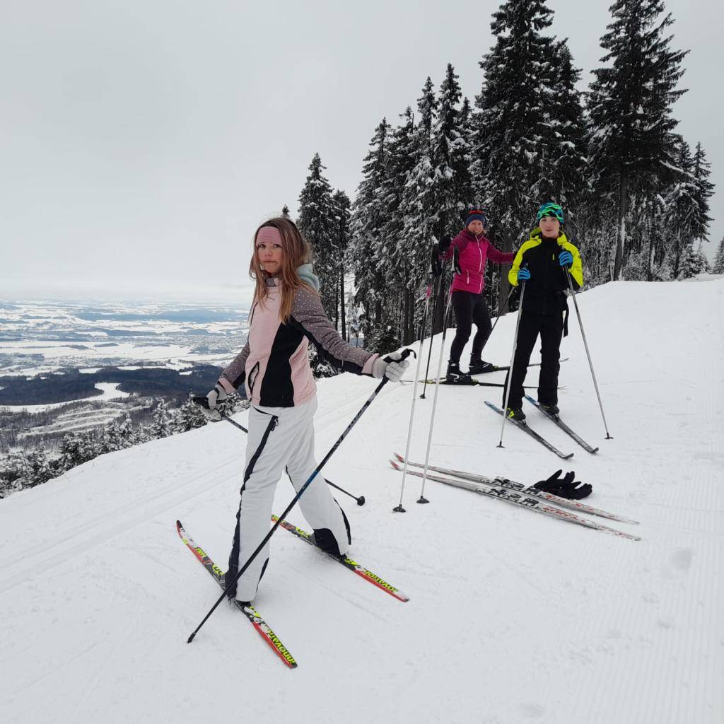 Ve dnech 10.– 16. ledna se celkem 26 žáků 7., 8. a 9. třídy zúčastnilo lyžařského výcvikového kurzu v Janských Lázních v lyžařském areálu Černá hora v Krkonoších.