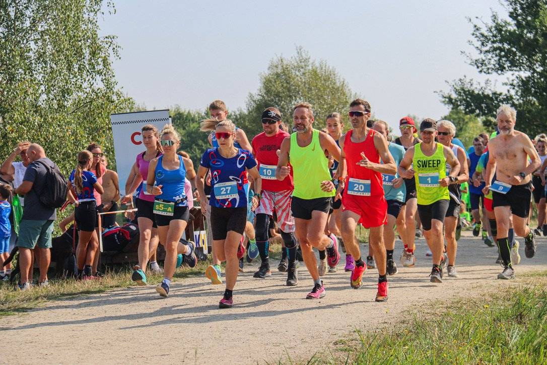 CHODOV (28. 1. 2026) – Chodov bude i v letošním roce výrazně podporovat místní sportovní kluby a pořadatele kulturních a sportovních akcí. V rozpočtu na tyto účely vyčlenilo celkem dva miliony korun. Z toho 1,5 milionu korun poputuje na činnost sportovních organizací a klubů pracujících s dětmi a mládeží, zbývající půl milion připadne pořadatelům sportovních a kulturních akcí. „Jsme rádi, že se nám podařilo udržet dotace ve stejné výši jako v loňském roce. Jejich cílem je podpořit snahu o oživení společenského a sportovního života ve městě, za což všem klubům i pořadatelům děkujeme,“ uvedl starosta Chodova Patrik Pizinger. Mezi tradiční příjemce městských dotací patří například TJ Spartak Chodov, TJ Batesta Chodov, ŠAK Chodov, BVC Chodov, karatisté, skauti nebo dobrovolní hasiči. Subjekty, které o podporu žádají, sdružují dohromady zhruba šest stovek mladých členů. Radnice podporu mládežnického sportu považuje za dlouhodobou prioritu a zároveň za jednu z účinných forem prevence kriminality. Půl milionu korun na sportovní a kulturní akce Částka půl milionu korun je určena na podporu sportovních a kulturních akcí, které se mají v Chodově uskutečnit v průběhu letošního roku. Obyvatelé i návštěvníci města se mohou těšit například na dva rockové festivaly, Maxištafetu, Chodovskou vlečku, šachový festival, oblíbený závod Chodovský bike i další menší či větší akce. Žádosti o dotace ještě dostanou na stůl zastupitelé, kteří o nich budou hlasovat na svém únorovém jednání.