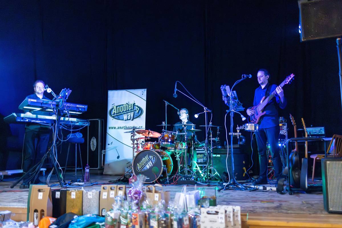 První společenský ples MČ Brno-Žebětín, který se konal v sobotu 24. ledna 2026 v sále Katolického domu, se opravdu vydařil. O skvělou atmosféru se postarala kapela Another Way, nechyběla taneční vystoupení ani hra o hodnotné ceny. Hosté si užili výborné jídlo, kvalitní víno a večer plný tance a dobré nálady.     Děkujeme všem návštěvníkům a účinkujícím za krásný večer a věříme, že se z této plesové premiéry stane tradice.     👉Více fotografií najdete na https://www.zebetin.cz/1-spolecensky-ples-mc