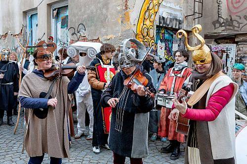 Centrum Českého Krumlova se v polovině února stane srdcem masopustního veselí. Návštěvníky čekají zabijačkové hody, tradiční růžičková koleda, průvod masek i karneval v knihovně.