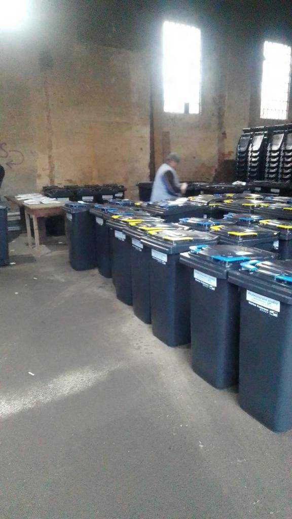 Zaměstnanci obce při náročném rozvozu popelnic k jednotlivým číslům popisným...