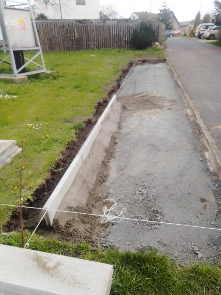 Zaměstnanci obce připravili nové stání na kontejnery v Okoříně.