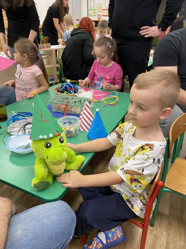 Karnevalové dílničky ve třídě Berušek  Rodiče spolu s dětmi vyráběli veselé karnevalové dekorace, kterými si vyzdobíme třídu na blížící se karneval. Nechybělo společné povídání, ochutnávka dobrot, které rodiče sami připravili.