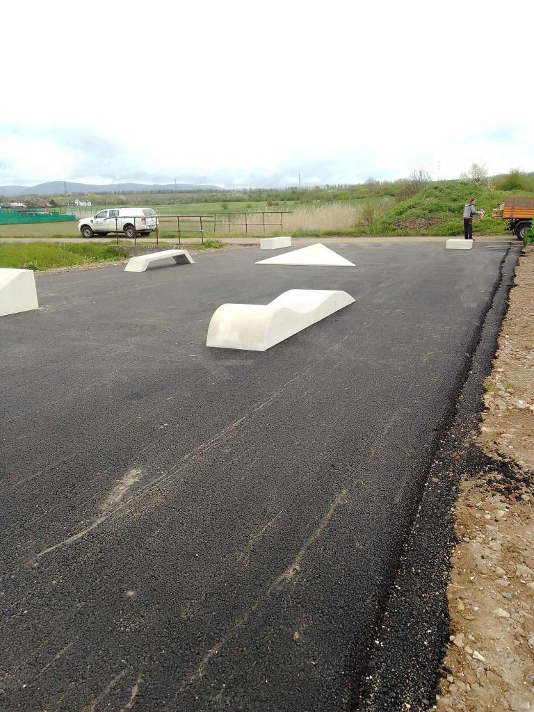 Zaměstnanci obce umístili nové betonové prvky do nově vznikajícího skateparku ve Strupčicích za sportovním areálem.  Areál je možno již využívat.