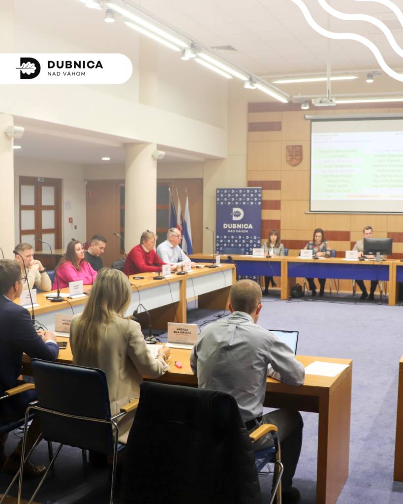 V poradí dvadsiate tretie mimoriadne rokovanie Mestského zastupiteľstva v Dubnici nad Váhom, venované jednému bodu programu, viedol primátor mesta Peter Wolf. Zastupiteľstvo sa stretlo v piatok 30. januára 2026 s celkovým počtom 14 prítomných poslancov.