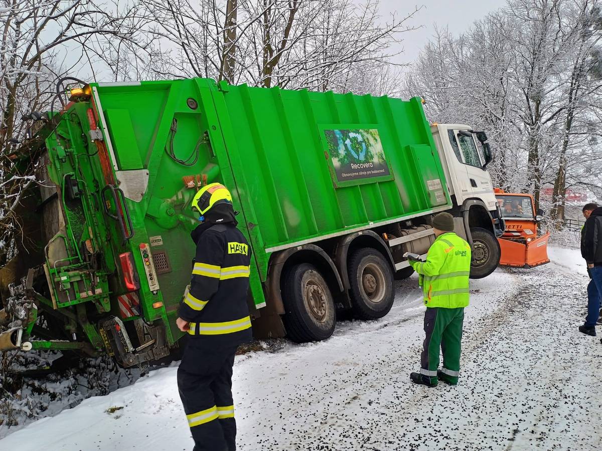 Dnes může dojít k problémům se svozem komunálního odpadu. Zároveň upozorňujeme, že v jedné z místních komunikací je aktuálně omezen průjezd, a to z důvodu zaseknutého popelářského vozu. Prosíme řidiče o zvýšenou opatrnost 🚗 a občany o trpělivost. 🙏 Děkujeme za pochopení.