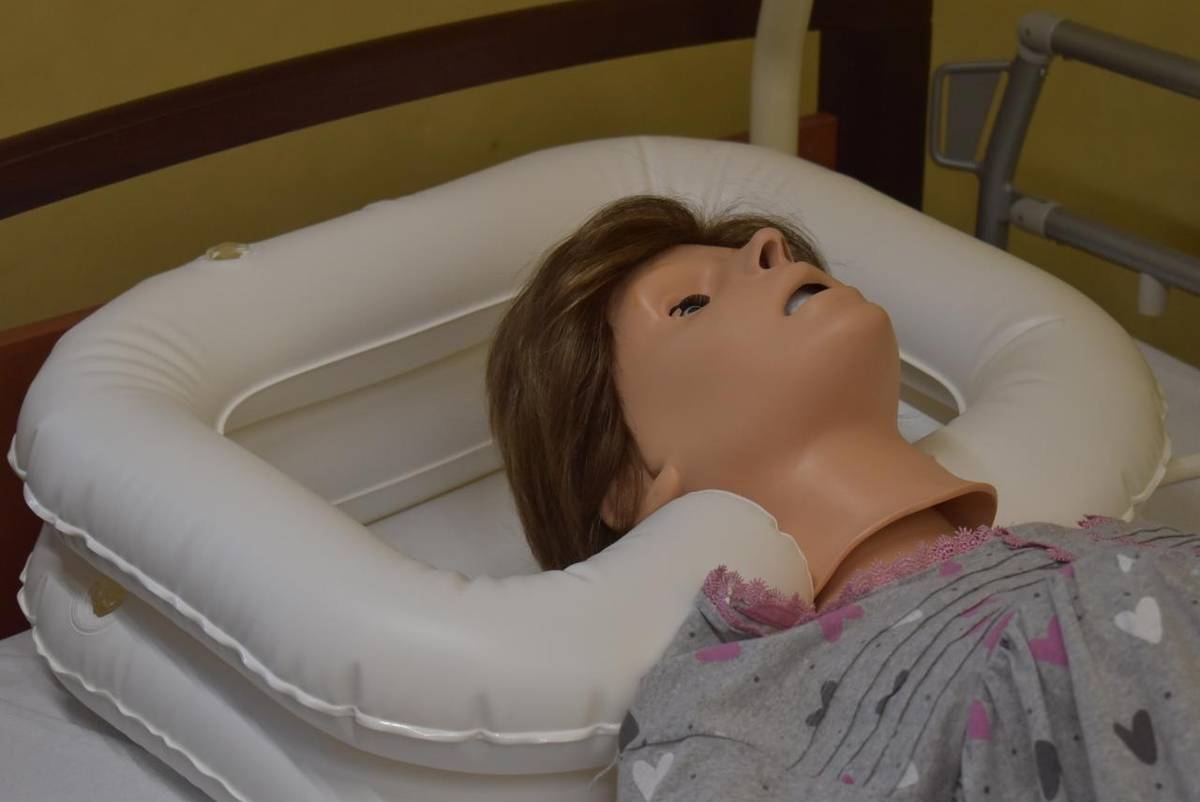 Pracovnice terénní pečovatelské služby v Žatci, příspěvkové organizace města Žatce, připravily včera pro zájemce další den otevřených dveří v nácvikové místnosti s figurínou.