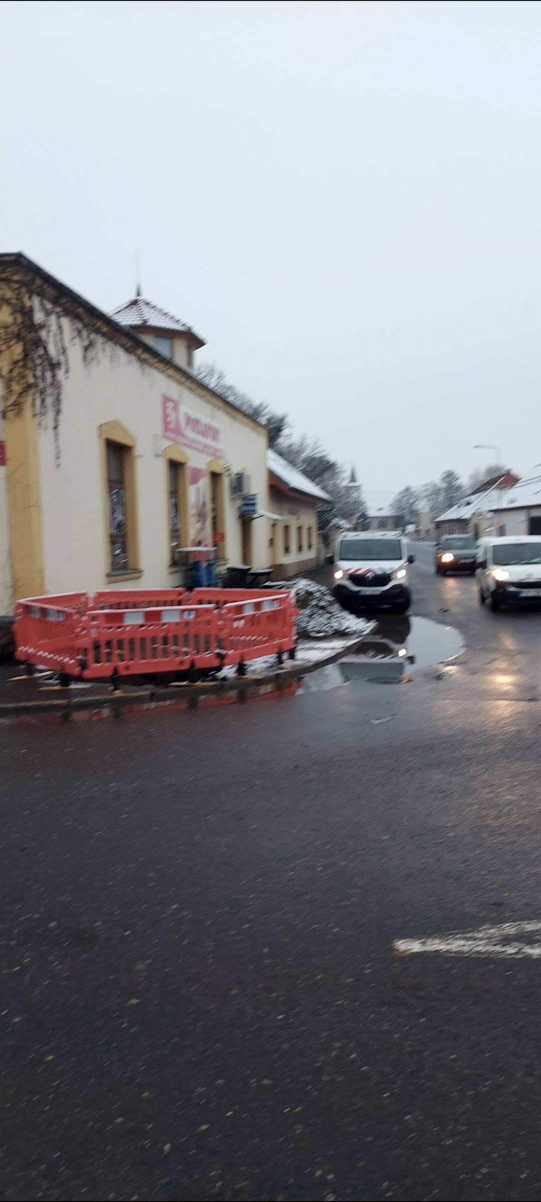 Z důvodu opravy prasklého potrubí je částečné dopravní omezení v Novém Přerově u křižovatky s ulicí U Borku, a omezení průchodu chodníku U Indiána, oprava sekčního šoupěte. Prosíme o respektování dopravního značení. Děkujeme.