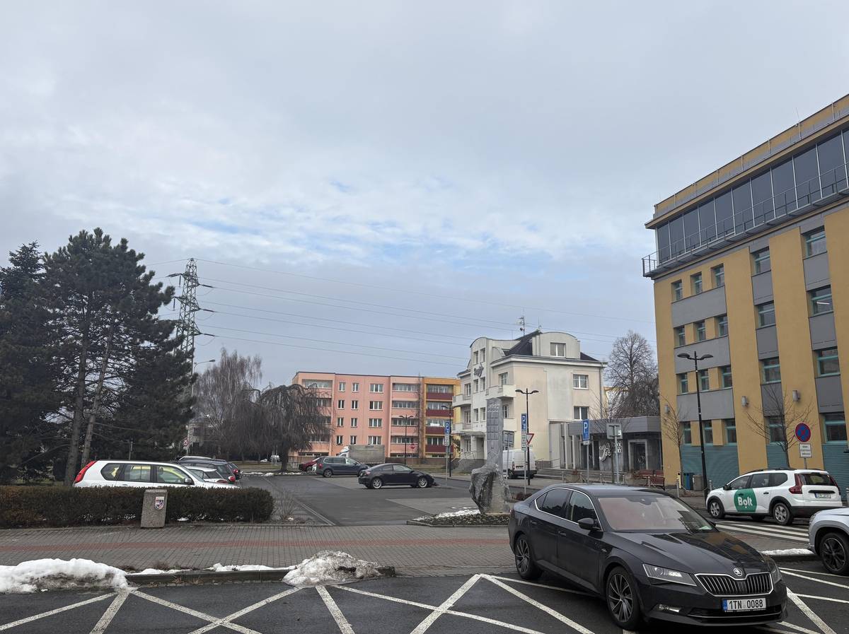 Na hlavním parkovišti před Úřadem městského obvodu Ostrava-Jih je nově část plochy (celkem 11 míst) určena pro krátkodobé parkování vozidel – konkrétně v pracovních dnech v čase od 6 do 15 hodin zde mohou vozidla parkovat maximálně jednu hodinu. Cílem této změny je umožnit občanům pohodlné zaparkování při vyřizování záležitostí na úřadě. Druhá část parkoviště je vymezena pro potřeby úřadu, ovšem rovněž pouze v určitých hodinách v pracovních dnech. Mimo dobu uvedenou na dopravním značení je možno parkoviště i nadále využívat bez omezení.