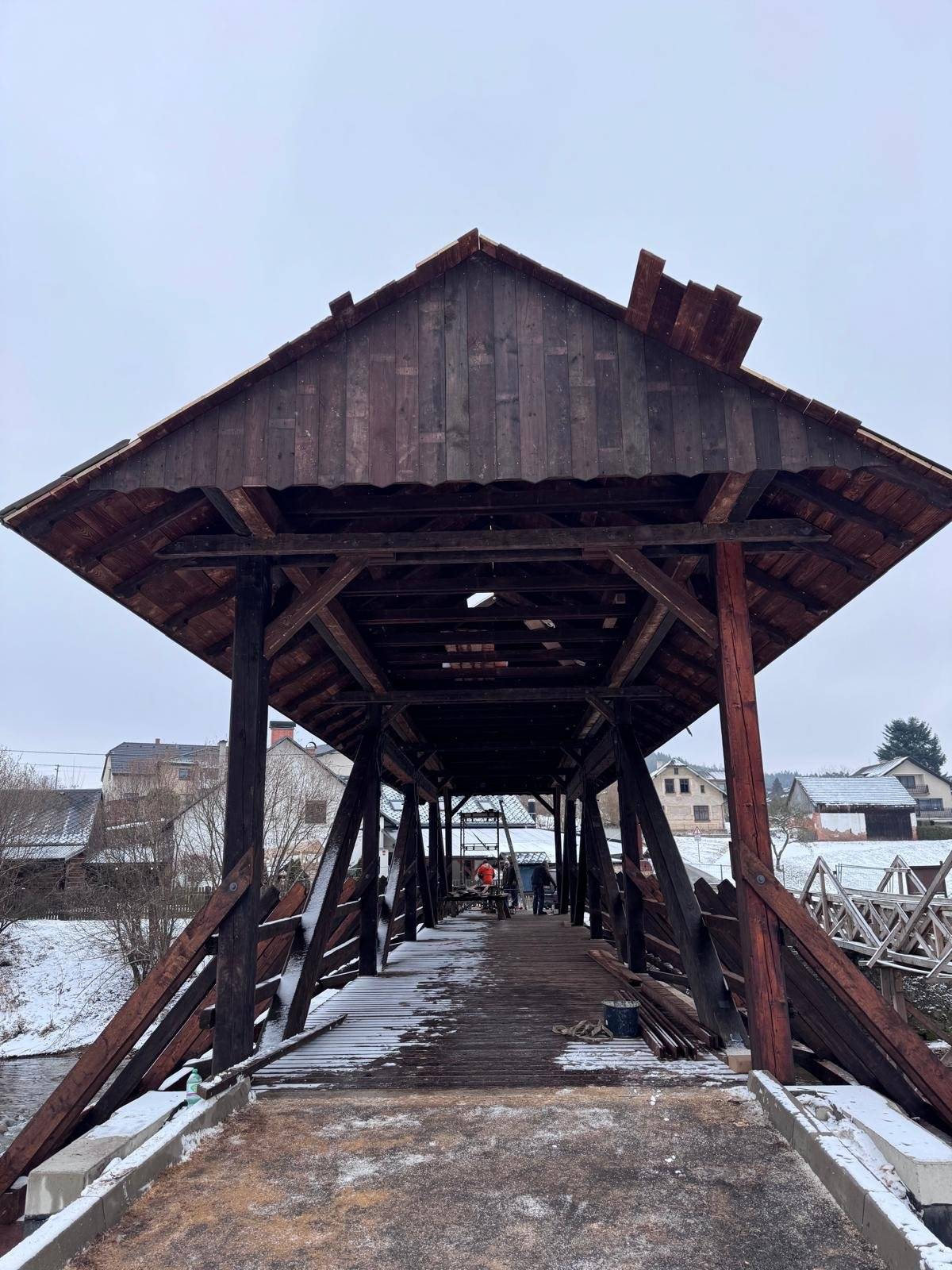 Vážení spoluobčané, s radostí oznamujeme, že od 1. 2. 2026 bude znovu otevřena lávka pro pěší a cyklisty. Lávka byla v uplynulém období uzavřena z důvodu provádění nezbytných prací, jejichž cílem bylo zvýšení bezpečnosti a komfortu jejího užívání. O termínu otevření lávky pro motorová vozidla (osobní automobily a motocykly) vás budeme včas informovat. Děkujeme za vaši trpělivost a pochopení.