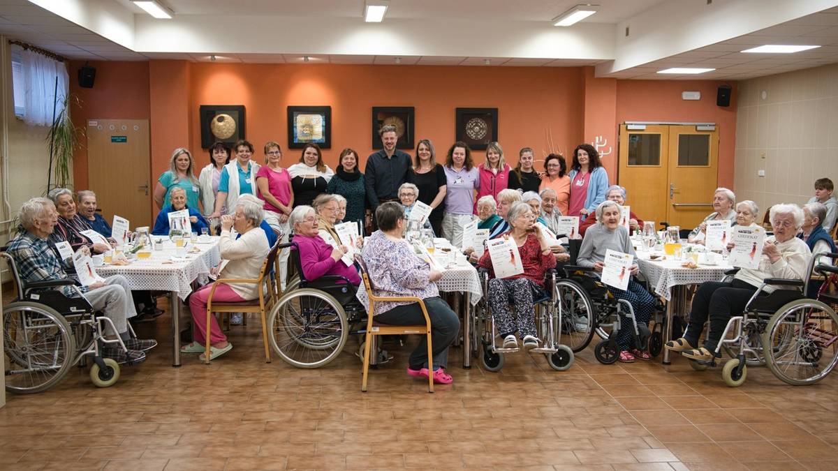 V Domově pro seniory a Domově se zvláštním režimem proběhlo ve čtvrtek 29. ledna slavnostní předávání certifikátů Školy Slunce. Setkání nabídlo ohlédnutí za rokem 2025, který se nesl v duchu módy. Zároveň byly představeny plánované okruhy a aktivity pro rok 2026.