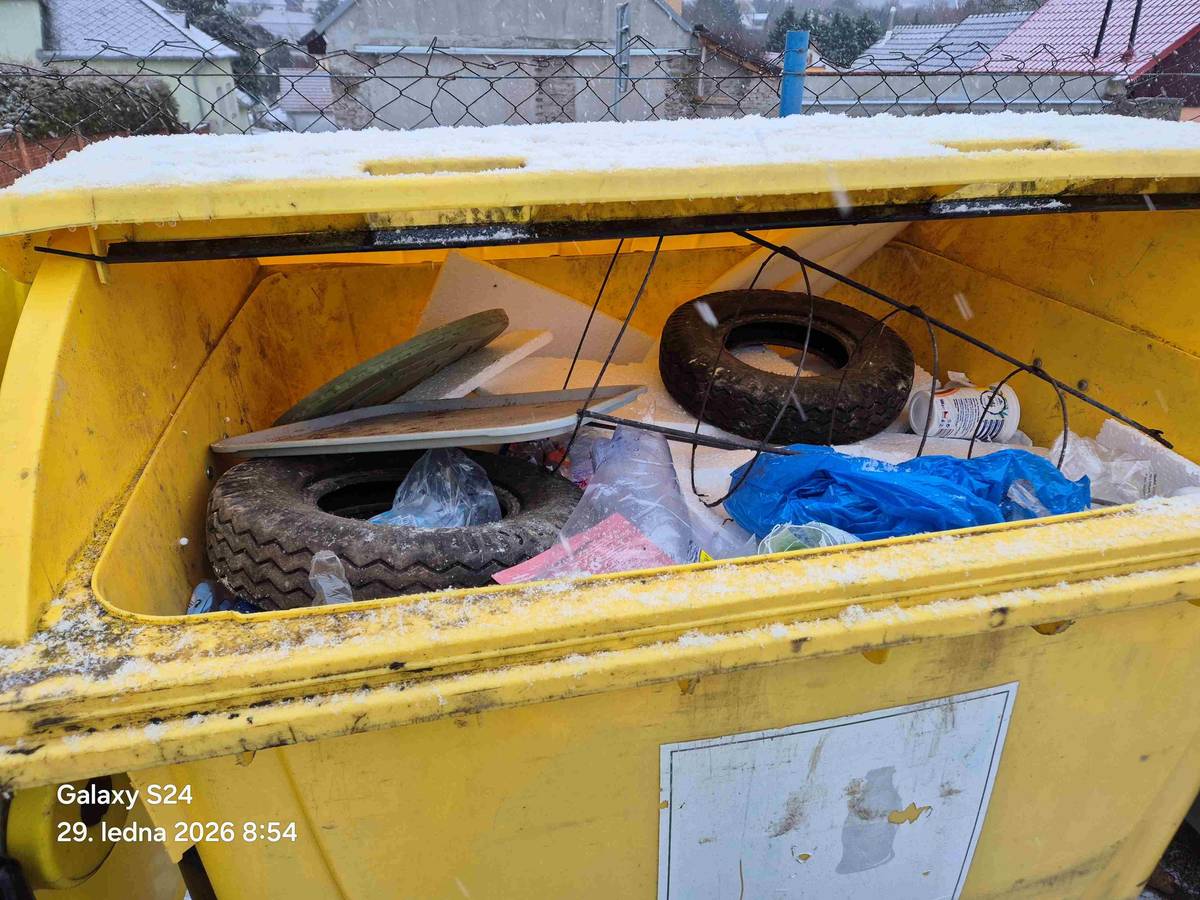 Dobrý den, zasílám foto odloženého odpadu v kontejnerech na plast. Nějaký................bez mozku vyhodil do kontejnerů na plast pneumatiky, staré hrnce, keramické květináče a v neposlední řadě železné mřížové přepravky, také se tam objevily stočené role starého linolea. Pneumatiky, staré hrnce a železné mříže je možné zdarma odevzdat ve sběrném dvoře Lipůvka a květináče mohl uložit do komunálního odpadu. A linoleum odložit do velkoobjemového kontejneru, který dvakrát ročně zajišťujeme. Věřím, že toto tam neodložil nikdo z obce, ale pokud ano, nepochopím jeho myšlenkové pochody. "Chovejte se u kontejnerů jako doma, alespoň uvidíme ja ko u vás vypadá." Josef Hemzal, starosta