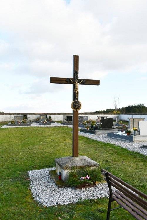 Vážení nájemci, oznamujeme vám, že úhradu nájemného za hrobová místa je možné provést společně s podpisem nové nájemní smlouvy v úředních hodinách na obecním úřadě v Semněvicích:   pondělí:  16:00–18:00   středa:    15:00–18:00   čtvrtek:   15:00–18:00   Platbu je možné provést bezhotovostně kdykoli v uvedených hodinách, platba v hotovosti je možná pouze ve středu