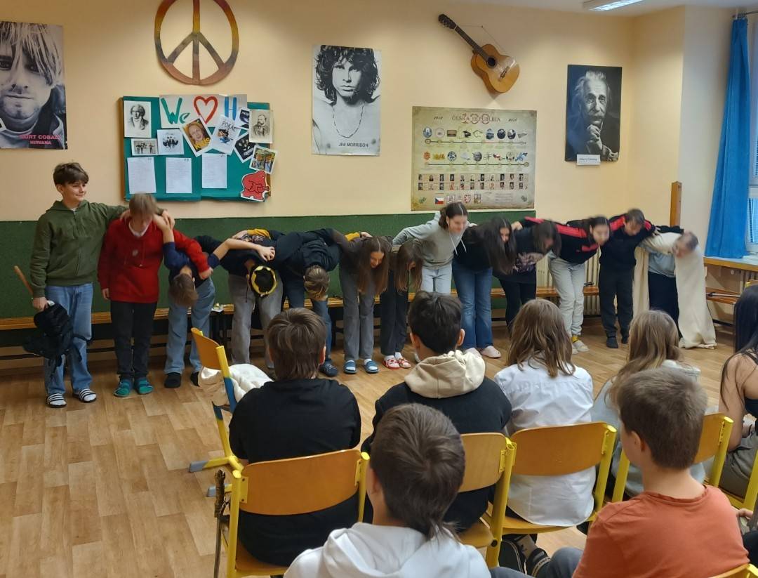 Psal se rok 1158, kdy český král Vladislav II. získal korunu pro naše království od císaře Fridricha Barbarossy za pomoc proti Italům.   I to byla jedna ze zápletek dějepisného divadelního představení, které si pro sebe připravily navzájem třídy 7.A a 7.B