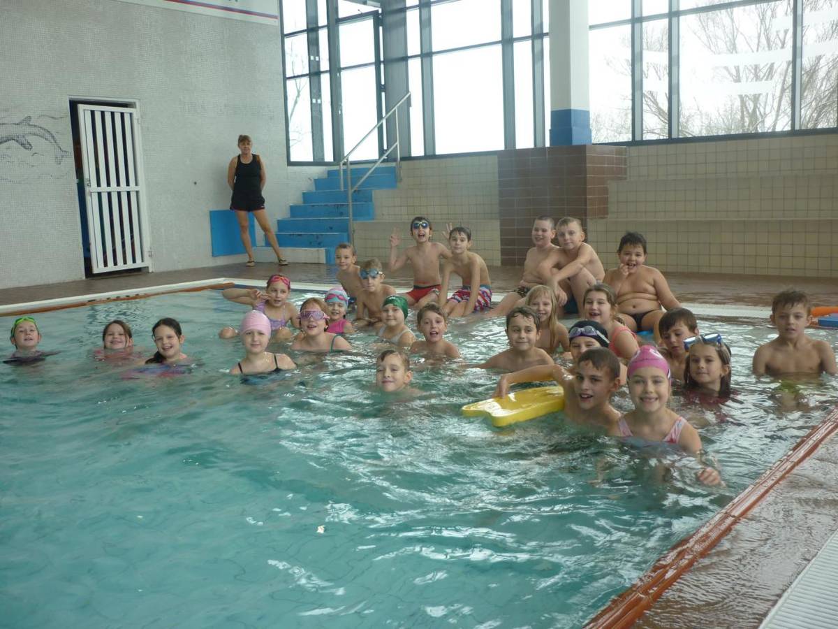 Poutavou nabídku na prázdniny mohli přijmout rodiče pro své děti, které navštěvují školní družinu.  Vychovatelky naplánovaly a připravily klukům a holkám výlet do Kroměříže spojený s rekreačním  plaváním na krytém bazénu.