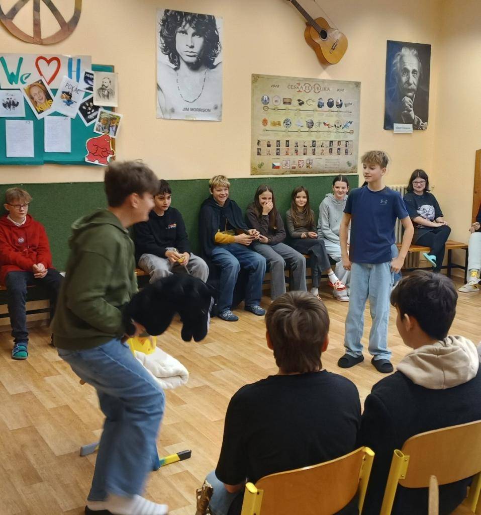 Psal se rok 1158, kdy český král Vladislav II. získal korunu pro naše království od císaře Fridricha Barbarossy za pomoc proti Italům.   I to byla jedna ze zápletek dějepisného divadelního představení, které si pro sebe připravily navzájem třídy 7.A a 7.B