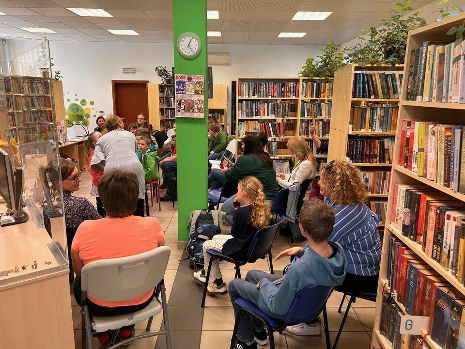 Rok 2026 přinese do naší knihovny (Staroújezdská 2300) spoustu krásných setkání, inspirace i zábavy pro děti i dospělé. Připravili jsme pestrý program plný knih, besed a oblíbených akcí.Už od února se mohou malí čtenáři zapojit do nového kola oblíbené soutěže Lovci perel.Na začátku března nás čeká dětská beseda s Markétou Vítovou o motýlech a hmyzích opylovačích a také beseda pro dospělé se spisovatelem Štěpánem Javůrkem, který přiblíží své knihy i život v Krušných horách. Březen – měsíc čtenářů nabídne řadu aktivit pro všechny milovníky knih a na konci měsíce se děti mohou těšit na tradiční Noc s Andersenem. Na jaře k nám zavítá putovní výstava inspirovaná knihou Knihožrouti a v květnu proběhne beseda s Jarmilou Mandžukovou na téma Jméno jako osud. V létě nebude chybět oblíbený program Pročtené léto, na podzim se zapojíme do Týdne knihoven a závěr roku již tradičně zpestří charitativní projekt Krabice od bot. Aktuální informace, přesné termíny a případné změny programu budeme průběžně zveřejňovat na našem webu a na facebookových stránkách Městská část Praha 21. Těšíme se na vaši návštěvu po celý rok 2026 — přijďte si k nám číst, objevovat a setkávat se.