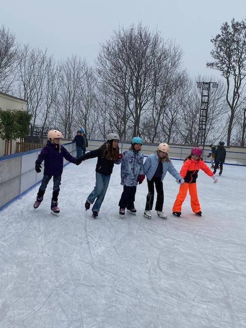 Mrazivý leden lákal k zimním sportům, a tak celá škola vyrazila do Kladna do zámecké zahrady bruslit.  Užily si to děti z 1. i 2. stupně, viz fotografie.