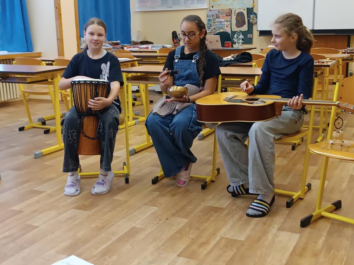 Láska, strach, soucit, radost..žáci si na hudebce vyzkoušeli, jaké to je ztvárnit emoce pomocí hudebních nástrojů:-)