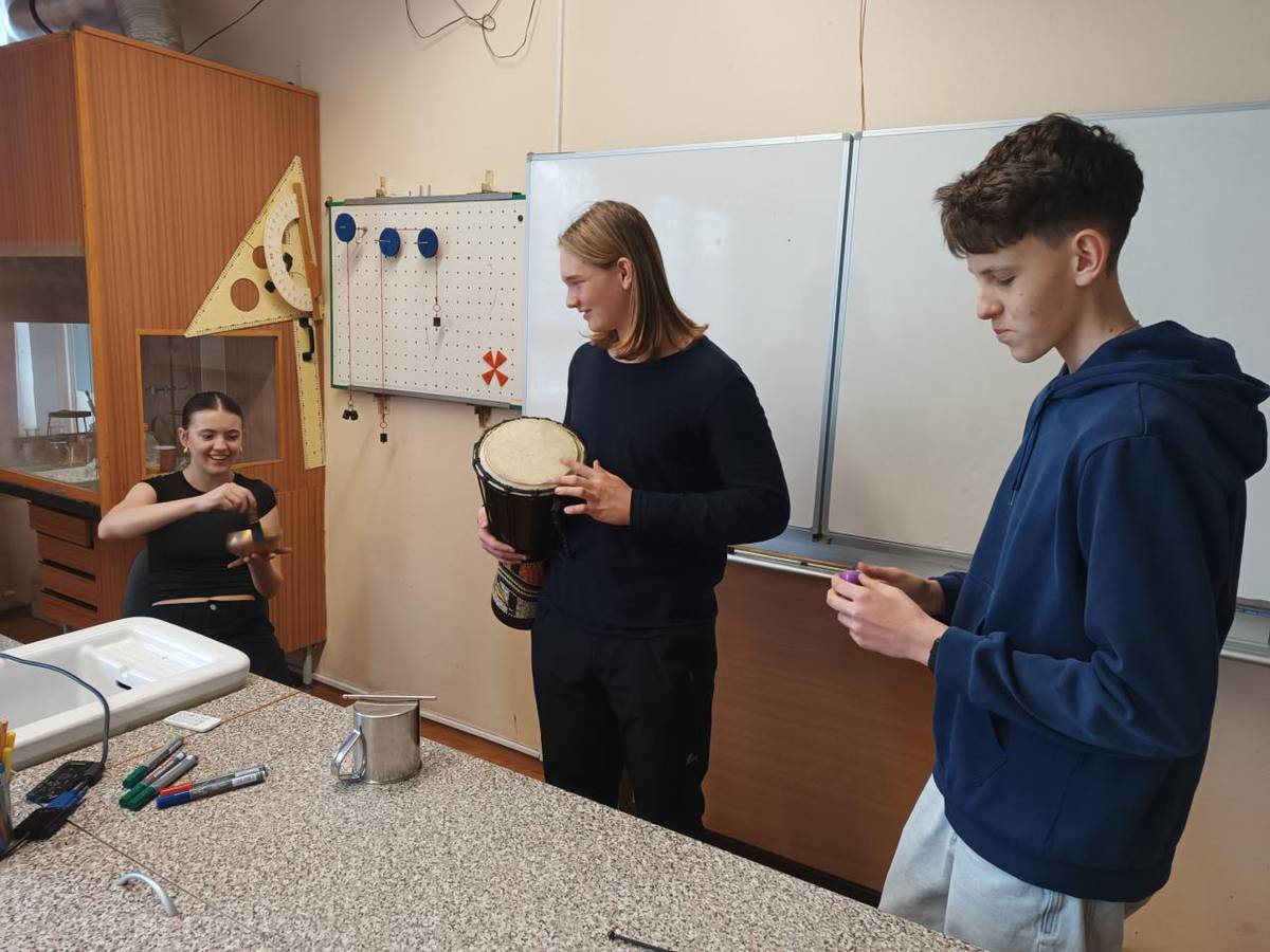 Láska, strach, soucit, radost..žáci si na hudebce vyzkoušeli, jaké to je ztvárnit emoce pomocí hudebních nástrojů:-)